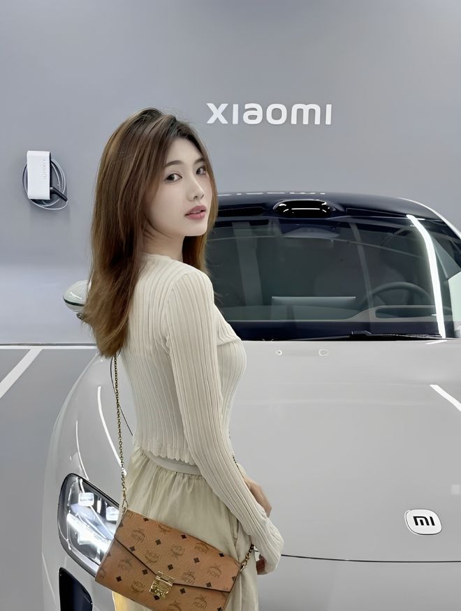 量都这么高的吗？仙女也就长这样吧冰球突破小米SU7的美女车主质(图2)
