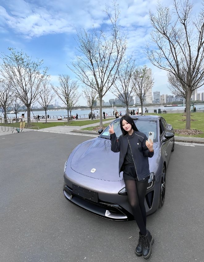 量都这么高的吗？仙女也就长这样吧冰球突破小米SU7的美女车主质(图4)